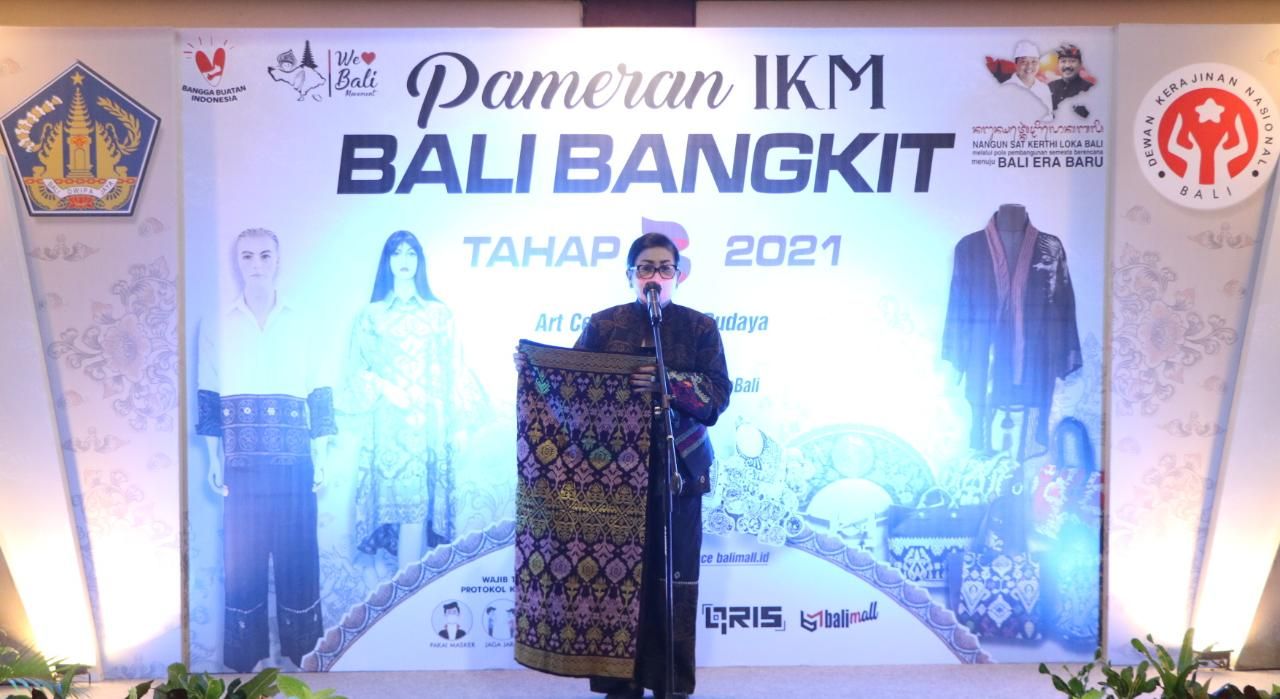 podiumnews.com-Ny. Putri Koster Minta IKM Jaga Kualitas Supaya Mampu Bersaing